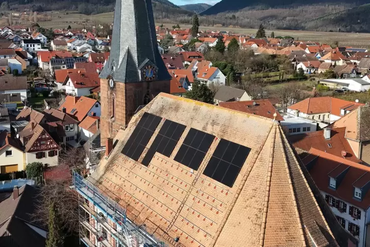 Die s&uuml;dliche Dachfl&auml;che der Rhodter Kirche wird stetig mit PV-Modulen best&uuml;ckt.