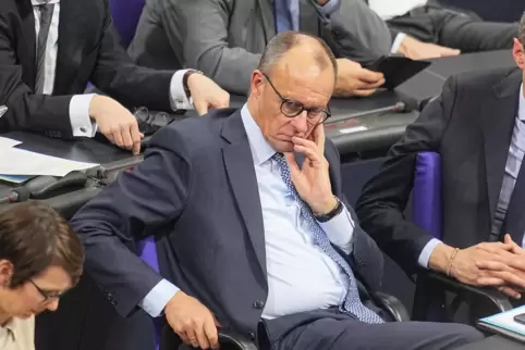 Zäsur in der politischen Geschichte: Friedrich Merz im Bundestag nach der Bekanntgabe der Ergebnisse der Abstimmung über eine Ve