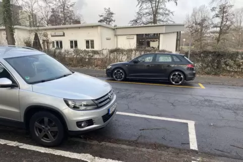 Hier endet ein Parkbereich: vor der TC-Gaststätte noch gelb markiert, gegenüber schon weiß. Hier endet ein Parkbereich: vor der TC-Gaststätte noch gelb markiert, gegenüber schon weiß.