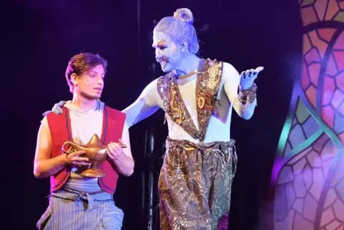 Aladin (Dominik Tiefgraber) lernt den Dschinn (Markus Hareter) kennen.