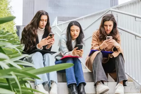 Großer Einfluss von TikTok & Co: Mehr als 70 Prozent der Erstwähler empfinden Social Media als „sehr wichtig“ für politische Ans
