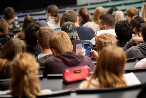 Zum Studieren zieht es viele junge Leute weg aus der Westpfalz – dabei muss es nach der Schule nicht unbedingt immer ein Studium