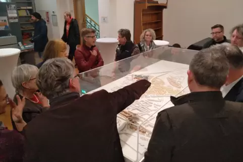 Diskussionen am Modell für das neue Stadtquartier.