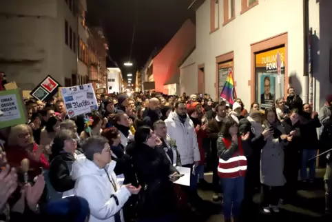 Geschätzt 500 Menschen demonstrierten in Landau gegen das Verhalten der CDU. 