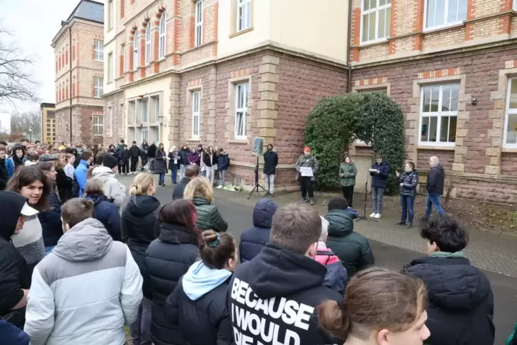 Im Hof der Augustin-Violet-Schule nahm Mami am Holocaust-Gedenktag an einer Erinnerungsveranstaltung teil. 