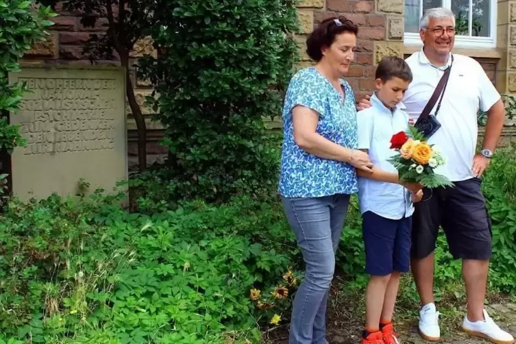 Im Sommer 2024 besuchte Mami mit ihrem Sohn und Bruder erstmals den Gedenkstein im Hof der Augustin-Violet-Schule.