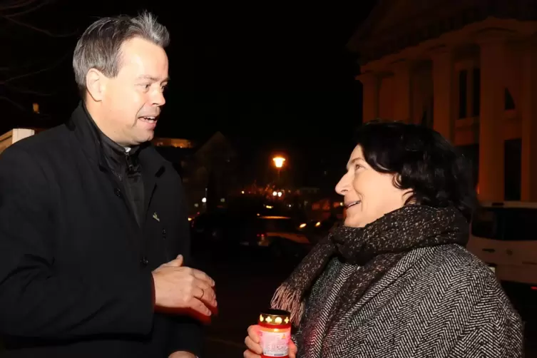 Spontane erste Begegnung: Mami und Oberb&uuml;rgermeister Nicolas Meyer vorm Dathenushaus. 
