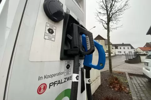 Für die Fahrer von E-Autos derzeit keine Empfehlung: die dauerdefekte Ladesäule der Pfalzwerke in Schönenberg-Kübelberg. 