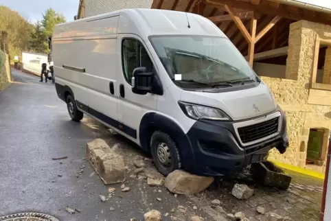 Die führerlose Fahrt des Transporters durch die Wiesweiler Bergstraße endete an einer Mauer.