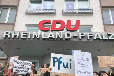 Am Donnerstagnachmittag ist vor der CDU-Geschäftsstelle in Mainz demonstriert worden. Die telefonische Bedrohung war bereits mit