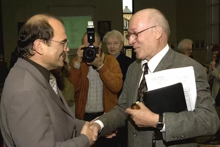 Ernst Bartholom&eacute; (rechts) gratuliert Werner Schr&ouml;ter im April 2001 zum Sieg bei der Landratswahl.