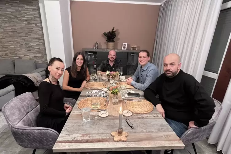 Bekochen sich gegenseitig: die Teilnehmer von „Das perfekte Dinner“. 