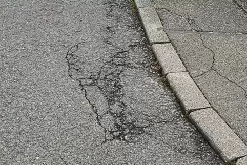 Schäden an der Littersbachstraße und an den Gehsteigen durch Kläranlagenverkehr. 