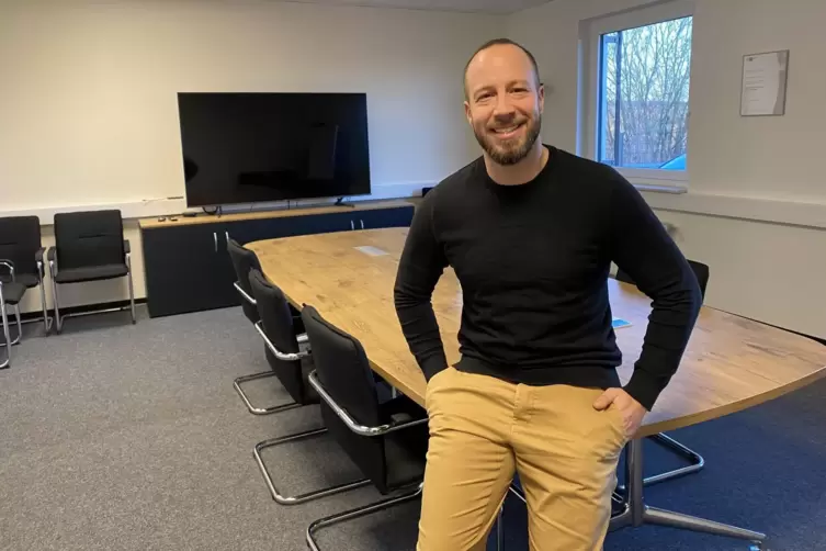 Am Etzelweg war der Besprechungsraum ein Durchgangszimmer, nun ist Platz, verteilt auf 750 Quadratmetern: Verkaufsleiter Stefan 