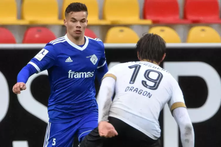 Als der jetzige Zweitligist SV Elversberg und der FKP noch in einer Liga spielten, war Arne Neufang ein &bdquo;Blauer&ldquo;, hier mit SVE-P