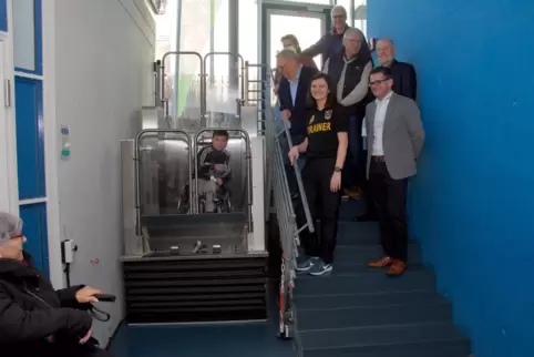 Noah Carfier von den Glücksfüchsen hat den Hublift gleich ausprobiert.