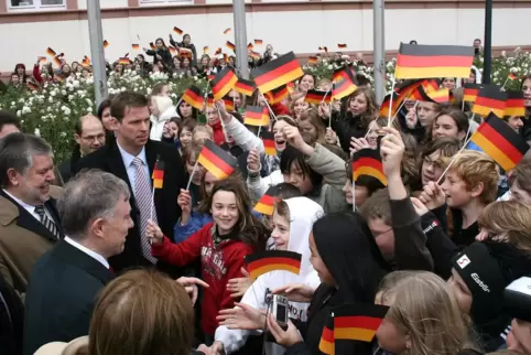 Die Helmholtz-Schüler winkten dem Bundespräsidenten (vorne links) mit Deutschlandfahnen zu. 