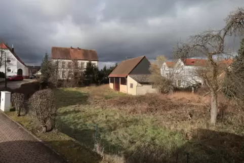 Das Brachgrundstück am Kindergarten solle die Gemeinde erwerben und sinnvoll nutzen, lautet ein Vorschlag.