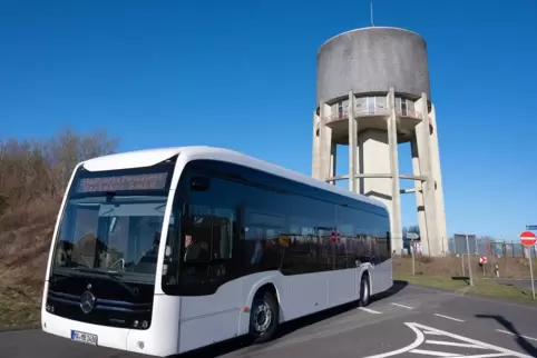Der Elektrobus passiert den Fehrbacher Wasserturm. 