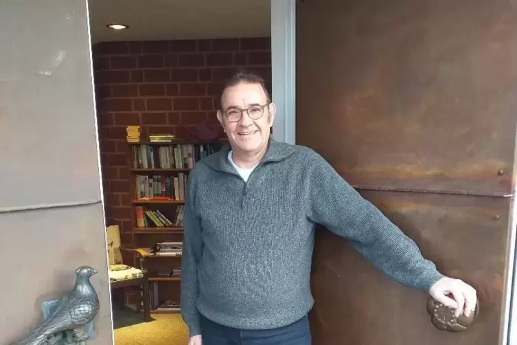 „Hereinspaziert in die Offene Friedenskirche!“ Pfarrer Walter Riegel freut sich auf Besucher.