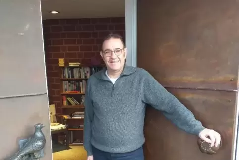 „Hereinspaziert in die Offene Friedenskirche!“ Pfarrer Walter Riegel freut sich auf Besucher.