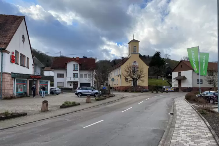Als Grundzentrum ist Queidersbach auch Anziehungspunkt f&uuml;r die B&uuml;rger benachbarter Gemeinden: Unser Foto zeigt den Ortskern mit 