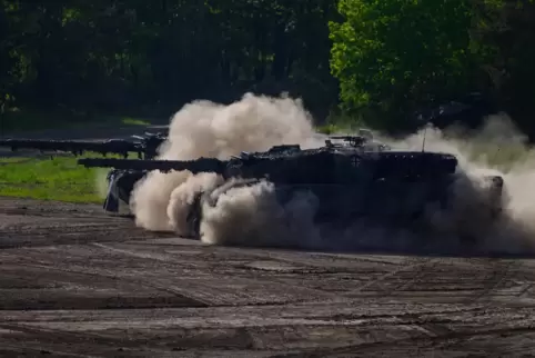 Zwei Kampfpanzer der Bundeswehr vom Typ Leopard 2A6.