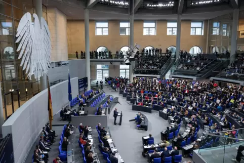 Friedrich Merz (Bildmitte) spricht im während einer Sitzung im Plenarsaal des Bundestages. Das Plenum stimmte jüngst unter ander