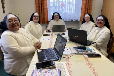 In Speyer: der international besetzte Generalrat der Schwestern von St. Magdalena tagt mit (von links) den Schwestern Jolanda, G In Speyer: der international besetzte Generalrat der Schwestern von St. Magdalena tagt mit (von links) den Schwestern Jolanda, G