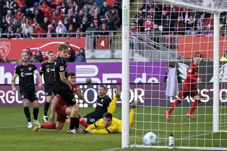Geniestreich: Marlon Ritter (hinten) hat den Ball zur Kaiserslauterer F&uuml;hrung ins Netz gezwirbelt.