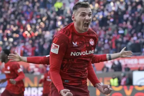 Pure Emotion auf dem Platz, Vorsicht in den Interviews danach: Luca Sirch. 