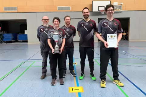 Mit Pokal und Urkunde: Die Oberligameister der TG Waldsee von links mit Frank Schmtz, Julie Rüb, Felix Claus, Patrick Gieger, Ch