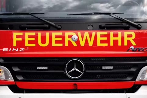 Feuerwehreinsatz: zehn Fahrzeuge in der Schwerdstraße. Feuerwehreinsatz: zehn Fahrzeuge in der Schwerdstraße.