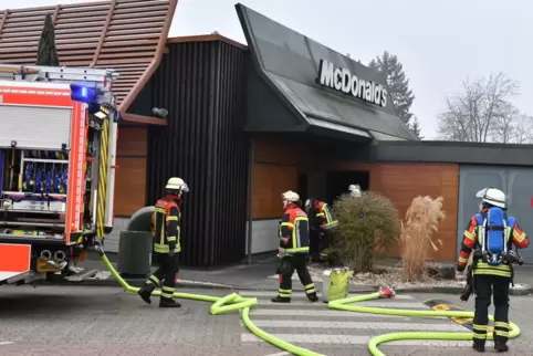 Die Feuerwehr im Einsatz an der McDonald’s-Filiale in Saarbrücken. 