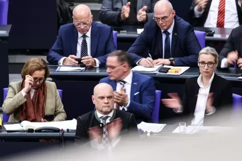 Beifall von rechts gab es vergangene Woche am Mittwoch bei einem Beschluss zur Asylpolitik und auch am Freitag bei der Abstimmun