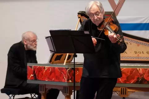 Daniel Spektor und Koos van de Linde (Cembalo) spielen in der Synagoge.