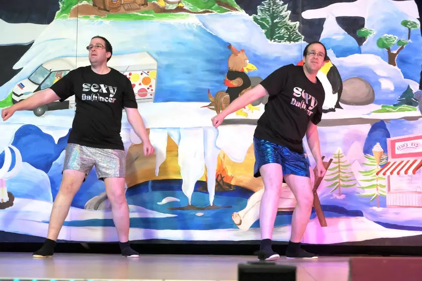 Das KVE Männerballett mit Manuel (links) und Michael Schultz (rechts) sorgen für Stimmung.