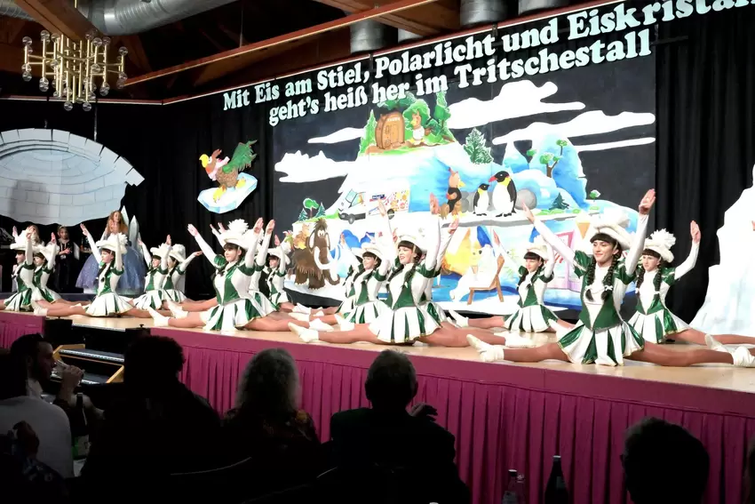 Eine volle Bühne mit der Elwetritsche-Garde.