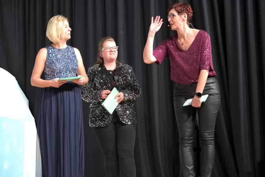 Drei Damen, die durch die KVE-Prunksitzung führten: Stephanie Burkhard, Nele Kühner und Stefanie Busch (von links).