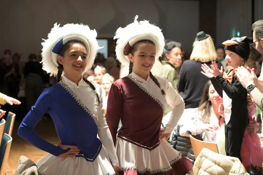 Das KVE Tanzmariechenduo: Yara Rabâcher (links) und Laura Isic.