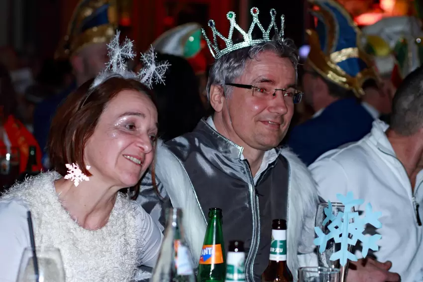 Auch royale Gäste mischen sich unter die Narren bei der ersten von zwei KVE-Prunksitzungen.