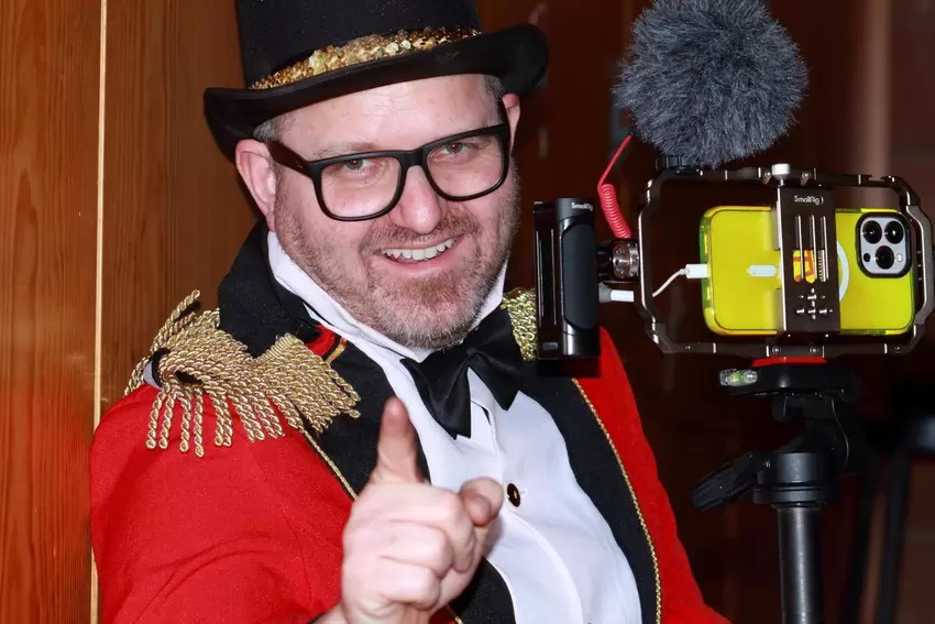Ein KVE-Original: »Schorni« Jörg Wittmer hinter der Kamera und später auf der KVE-Narrenbühne beim Männerballett.
