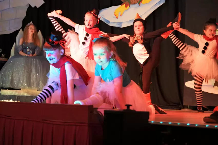 Aufstellung zum Gruppenfoto: Die KVE-Minis auf der Bühne im Tritschestall.