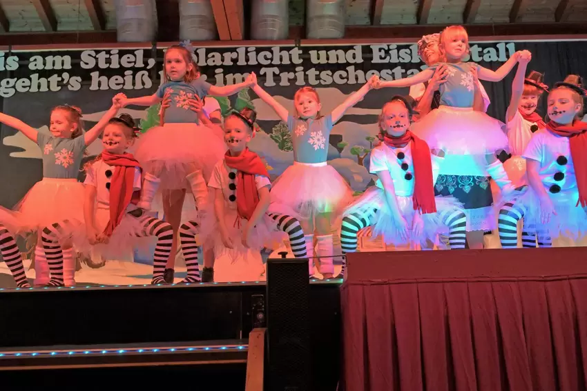 Die KVE-Minis in tänzerischer Aktion.