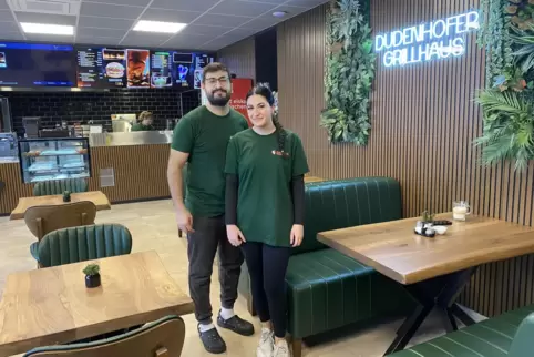 Alles neu und mehr Platz: Salman (links) und Selin Dinckurt in ihrem Dudenhofener Grillhaus. 