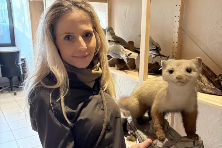 Kathrin Schindler pr&auml;sentiert die neu angeschaffenen Tierpr&auml;parate f&uuml;r das Jagdschulzentrum Pfalz. 