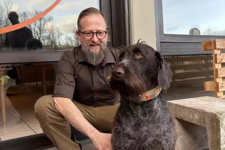 Michael Conder und sein Hund Resi. Auch die unterschiedlichen Hunderassen sind Teil der Lehrplans f&uuml;r den Jagdschein.