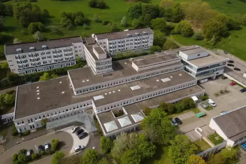 Die Idylle im Grünen täuscht: Das Westpfalz-Klinikum steckt tief in den roten Zahlen. 