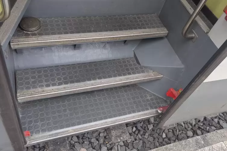 Nicht barrierefrei: Zwischen Bahnsteig und Zug klafft bei alten Wagen eine L&uuml;cke. 