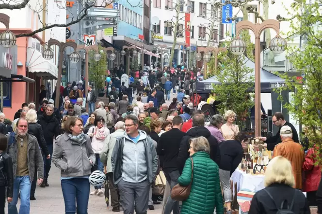 So voll wie an verkaufsoffenen Sonntagen ist es in der Pirmasenser Fußgängerzone nur selten.